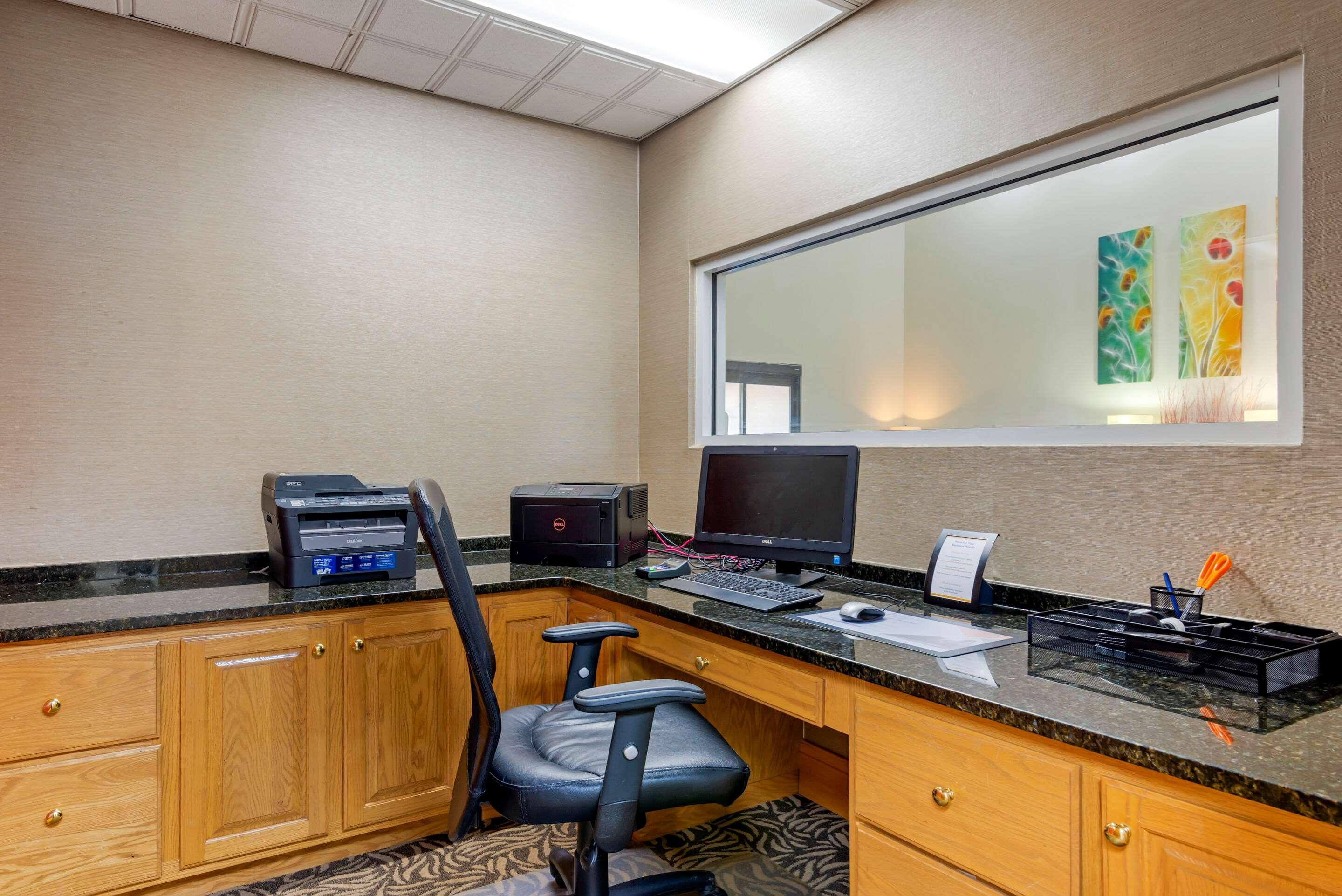 Comfort Suites Milledgeville Bagian luar foto