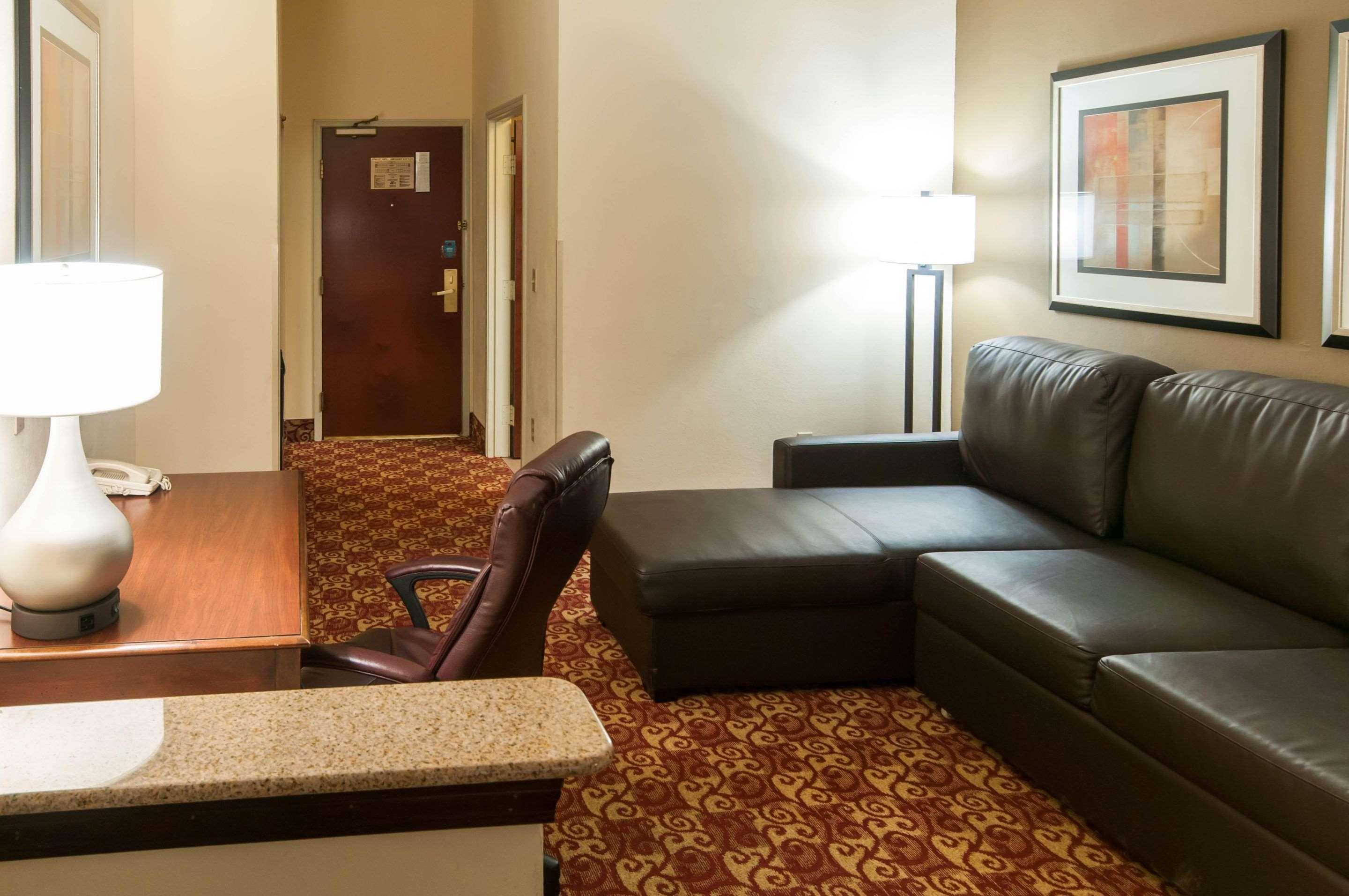 Comfort Suites Milledgeville Bagian luar foto