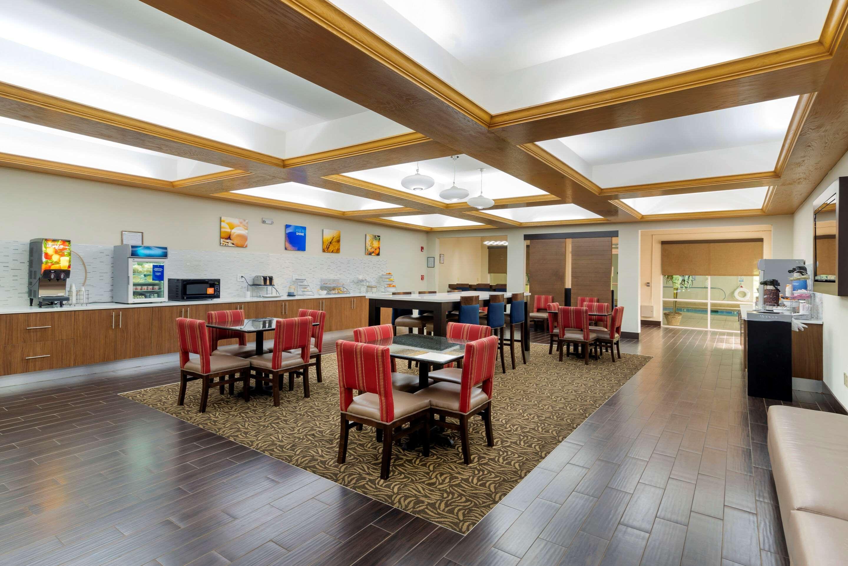Comfort Suites Milledgeville Bagian luar foto